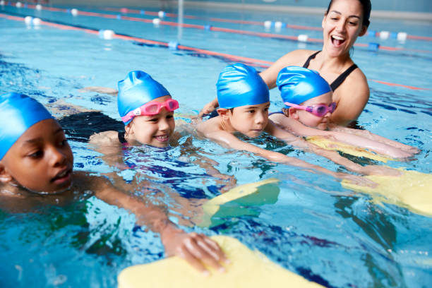 初學者使用浮板學習游泳，讓你不怕水！圖片來源：pexels